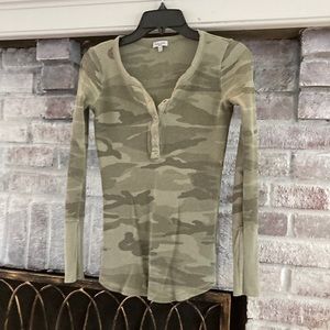 Splendid camo henley size small